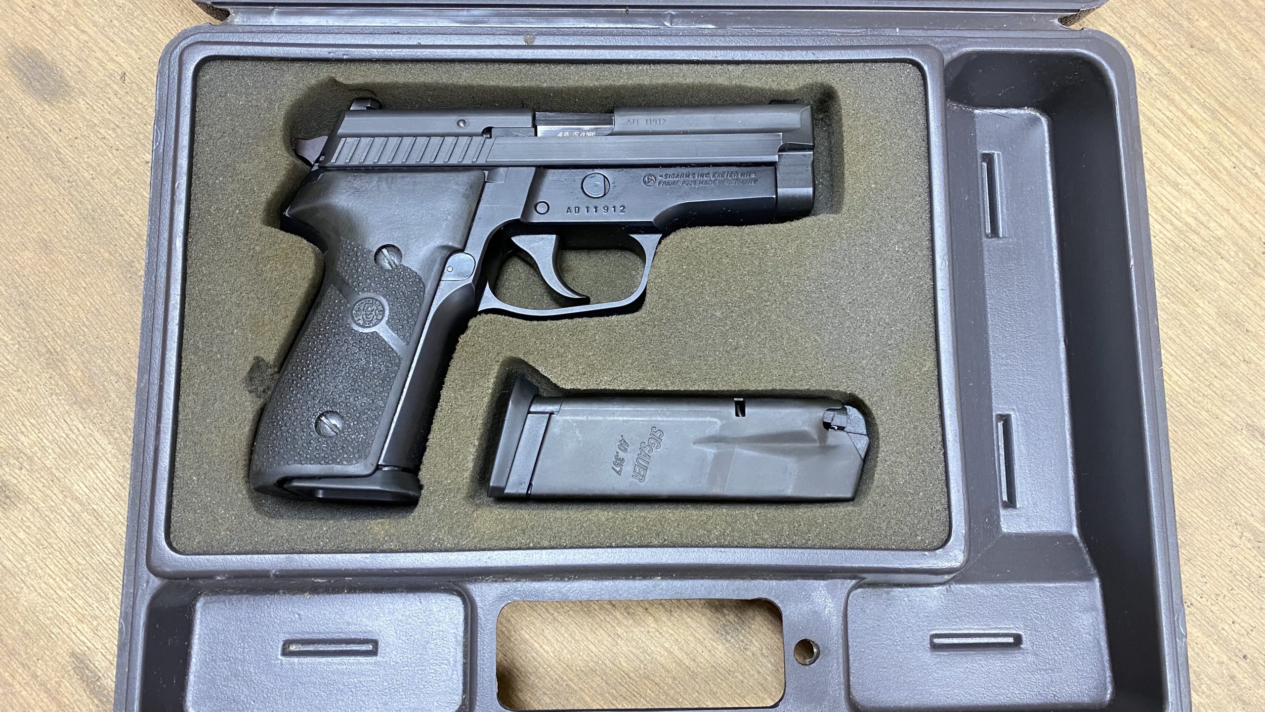 Sig Sauer / Sigarms P229 40 S&W two mags night sights - used